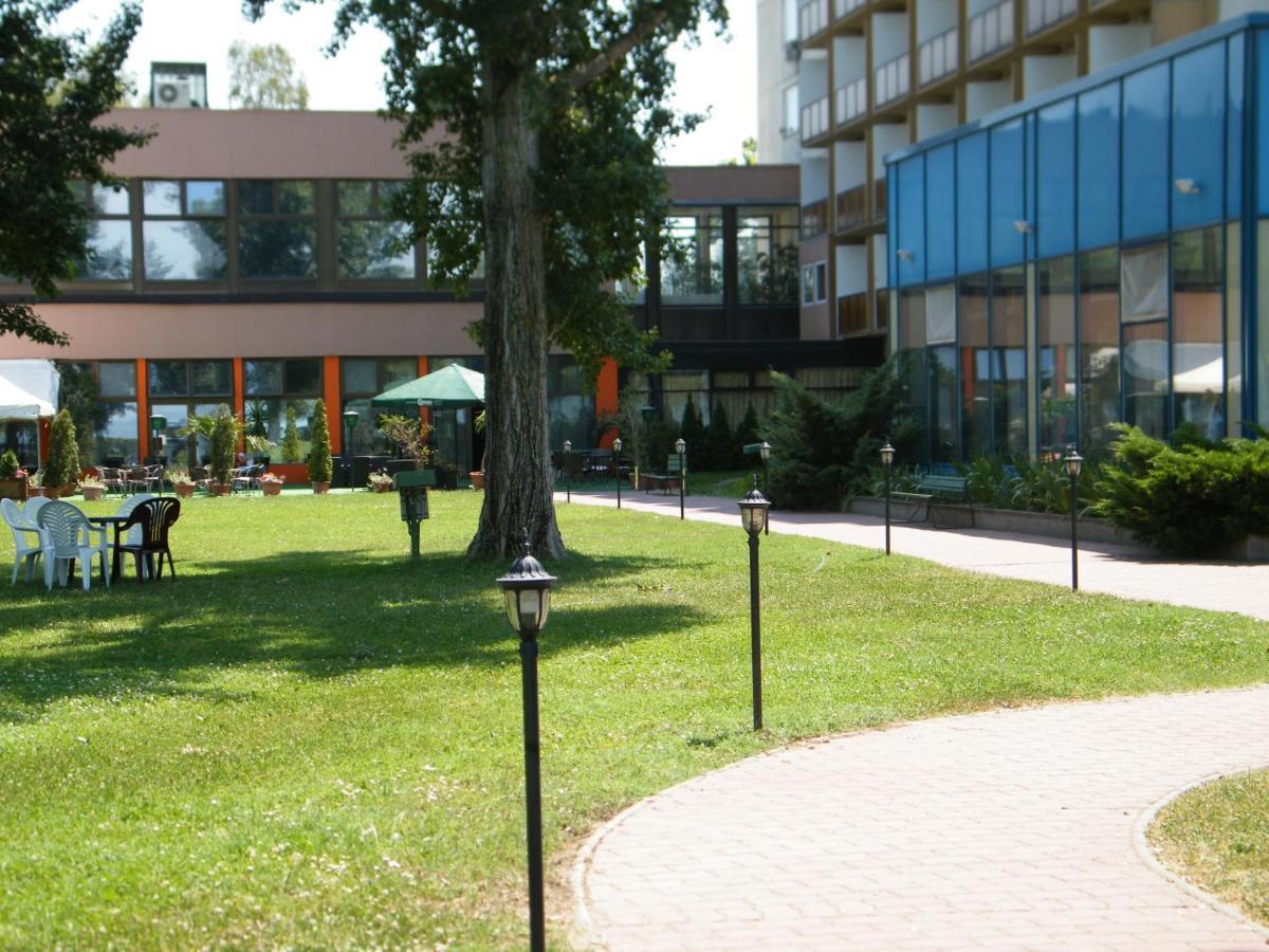 Hotel Magistern Konferencia Es Wellnesshotel Siofok Luaran gambar